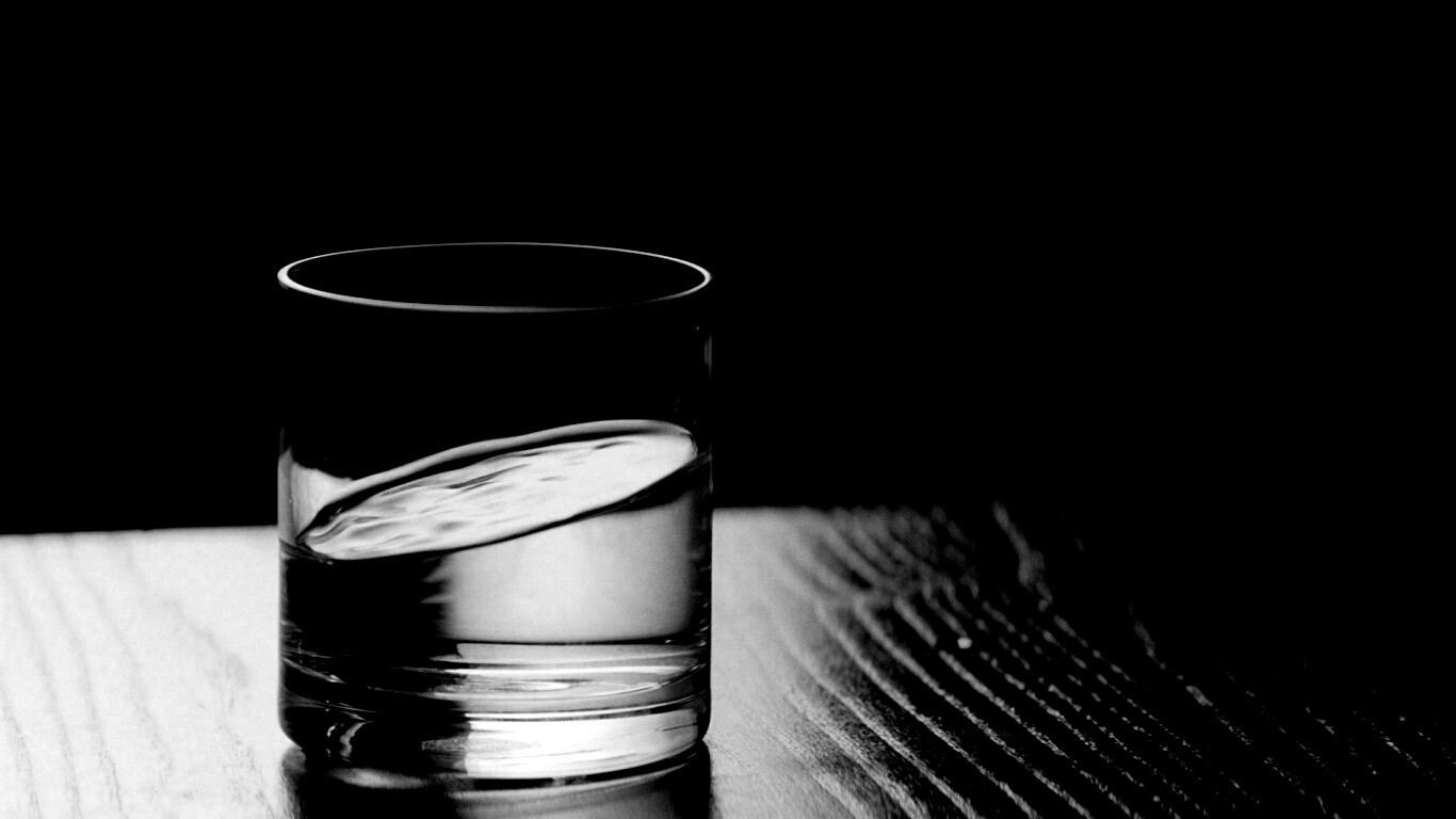Стакан воды из Начала обои