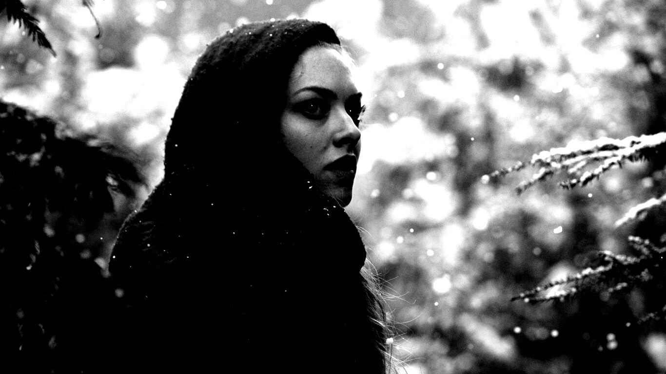 Amanda Seyfried in Red Riding Hood обои