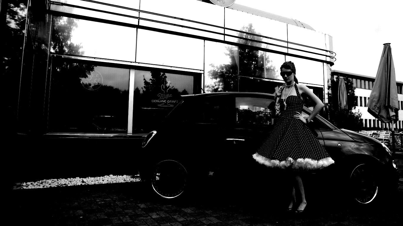 Fiat 500 и девушка обои