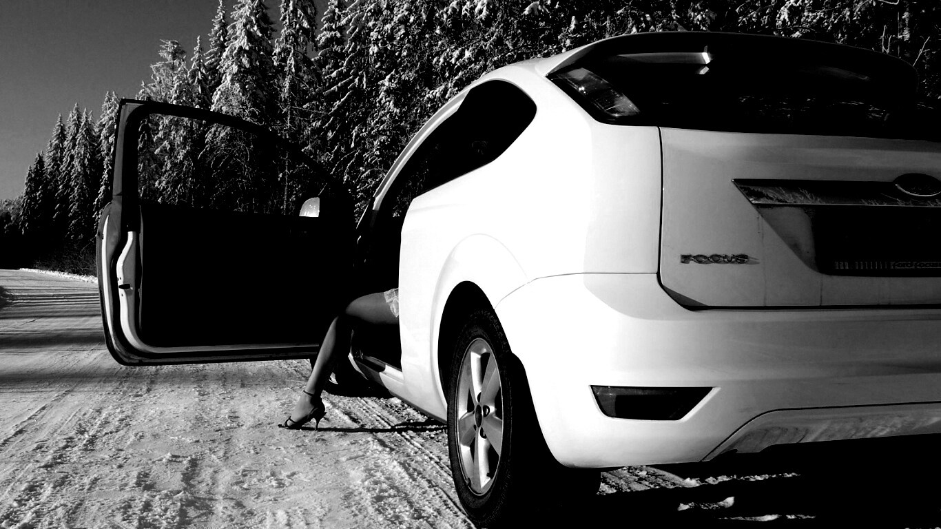 Девушка выходит из Ford Focus обои