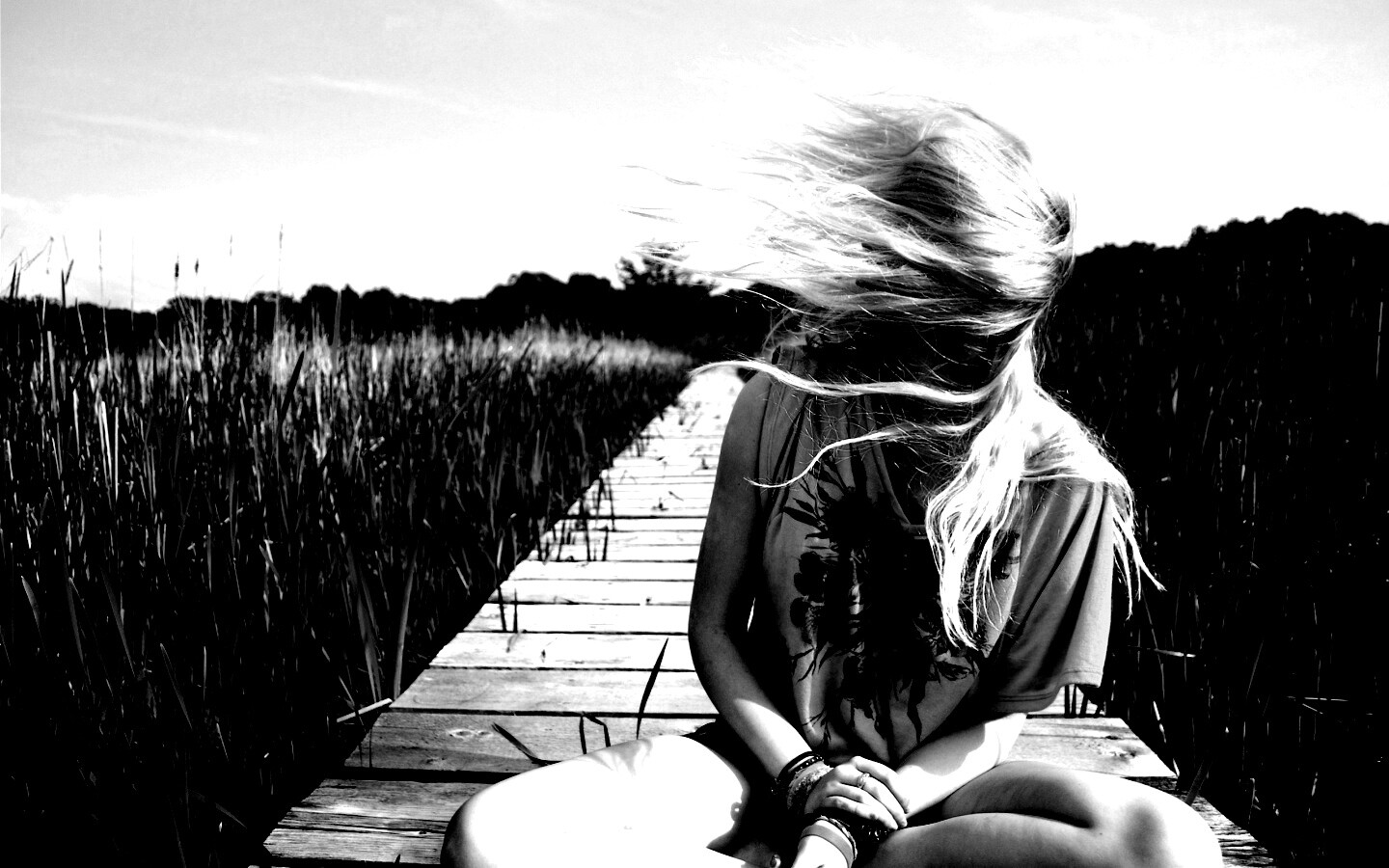 Девушка и ветер обои