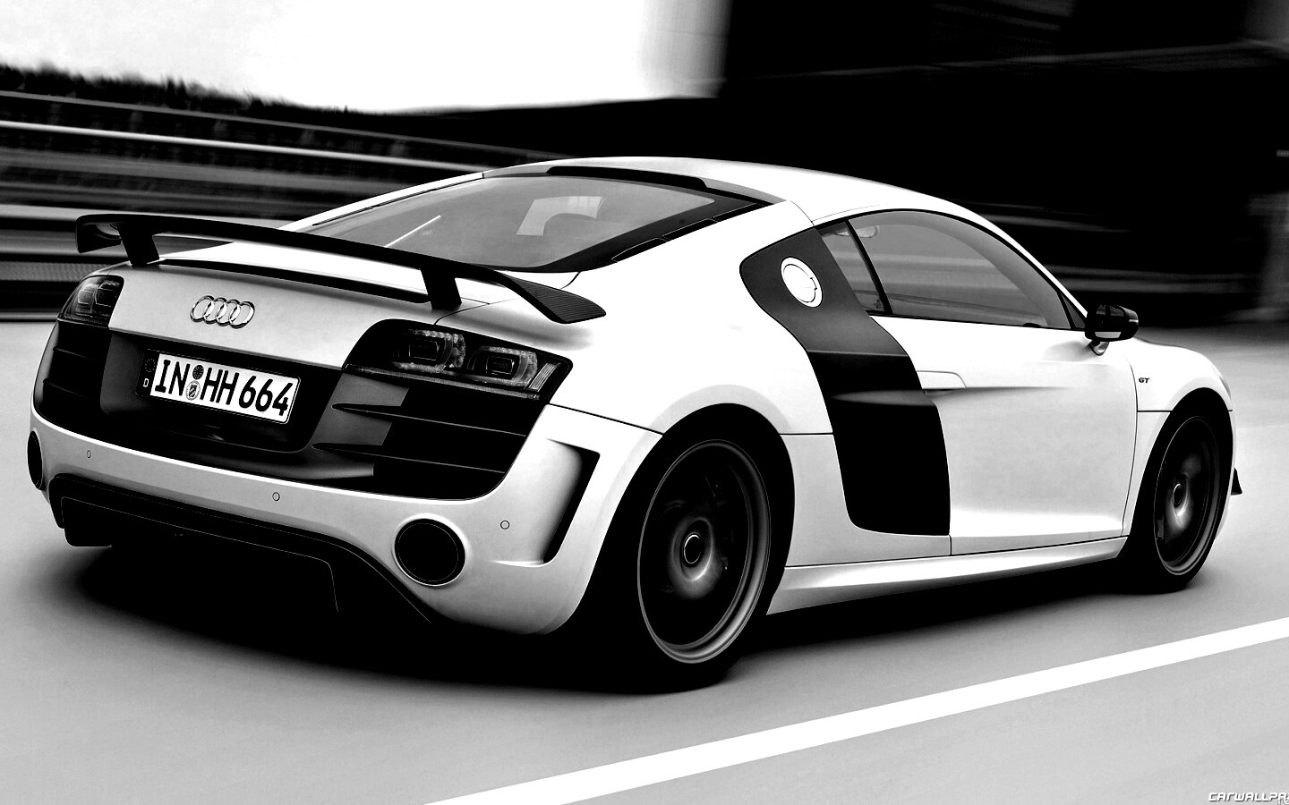 Audi R8 на скоростной трассе обои