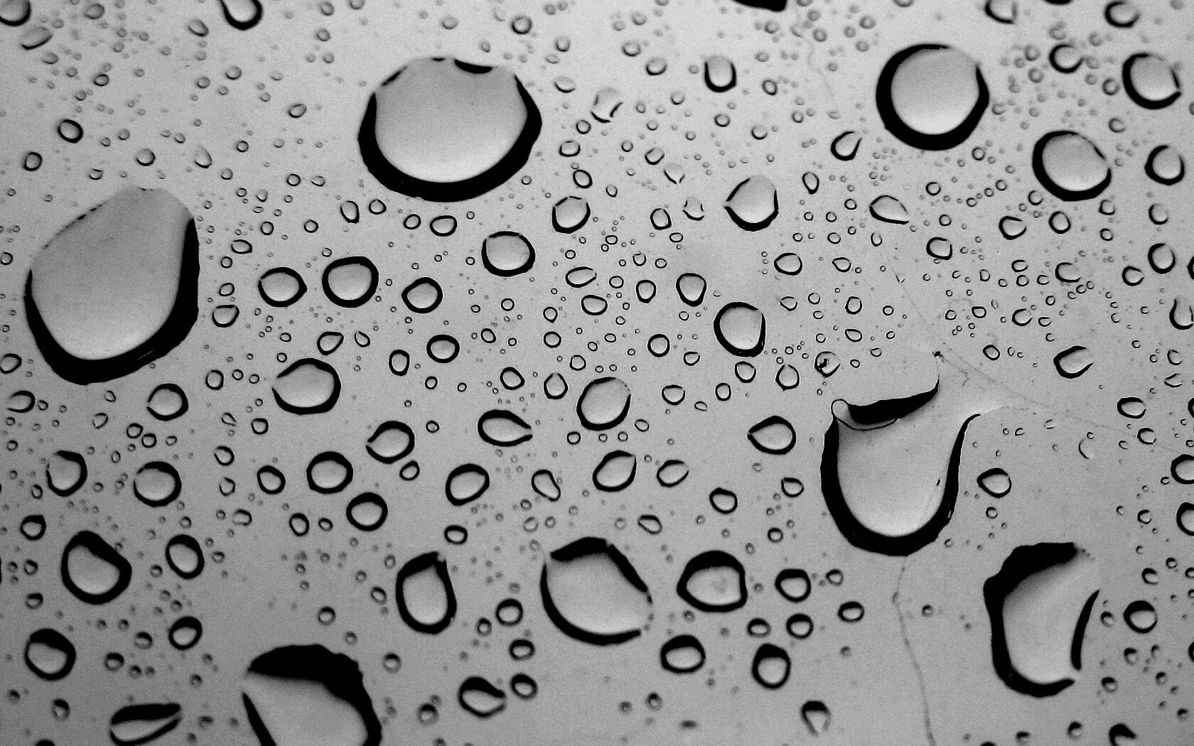 Капли воды на синем стекле обои