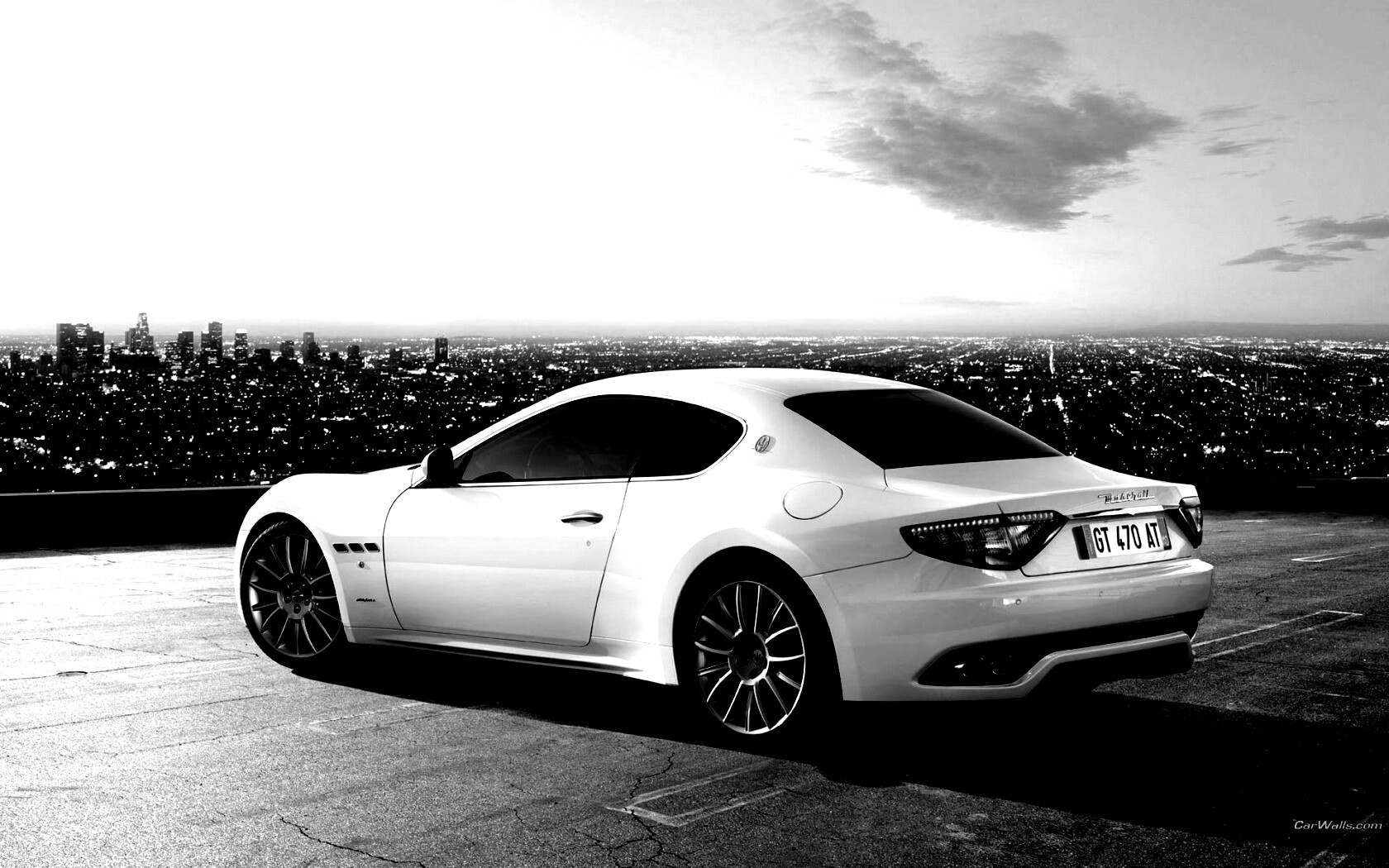 Maserati Granturismo на фоне города обои