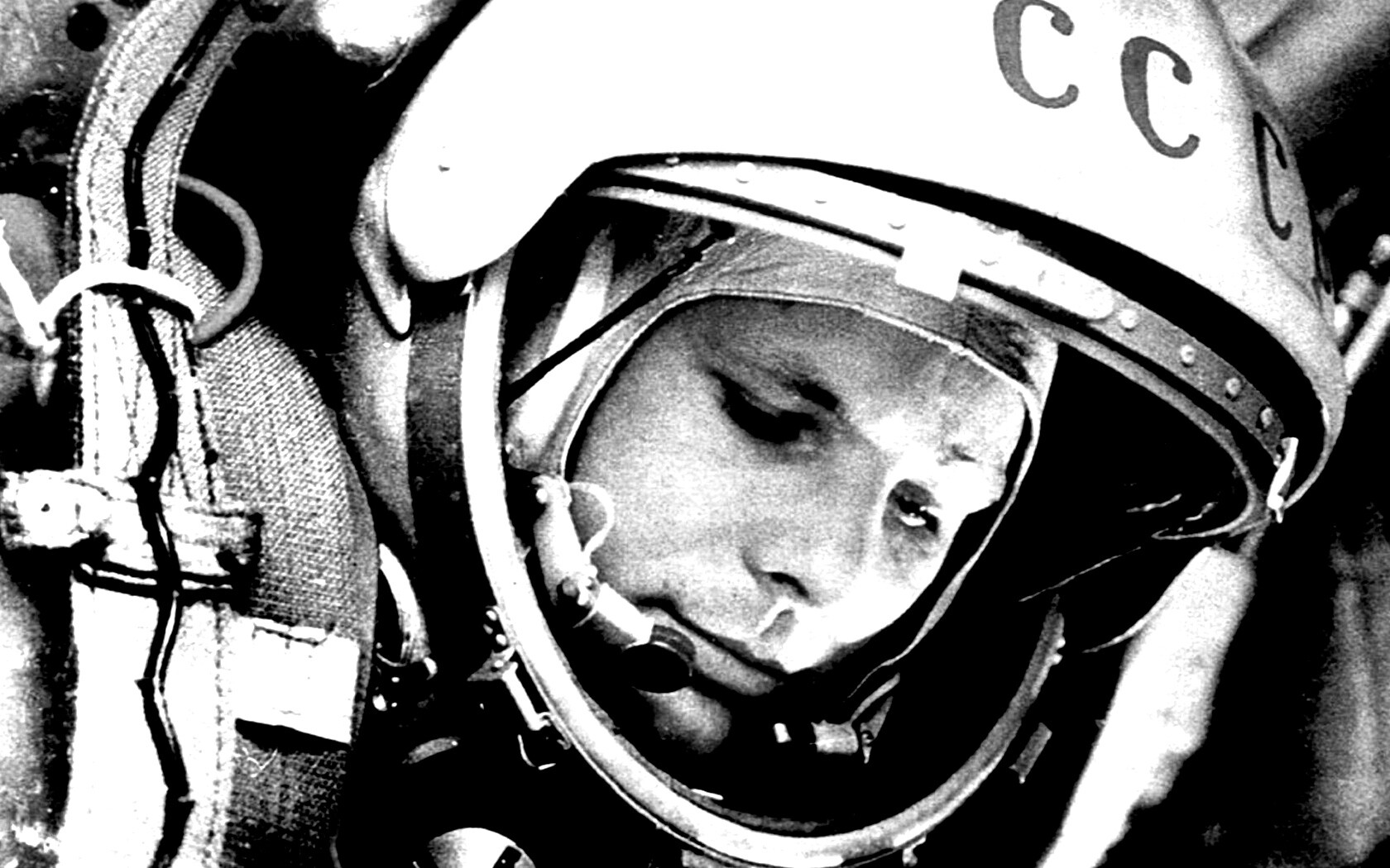 Юрий Гагарин в скафандре обои