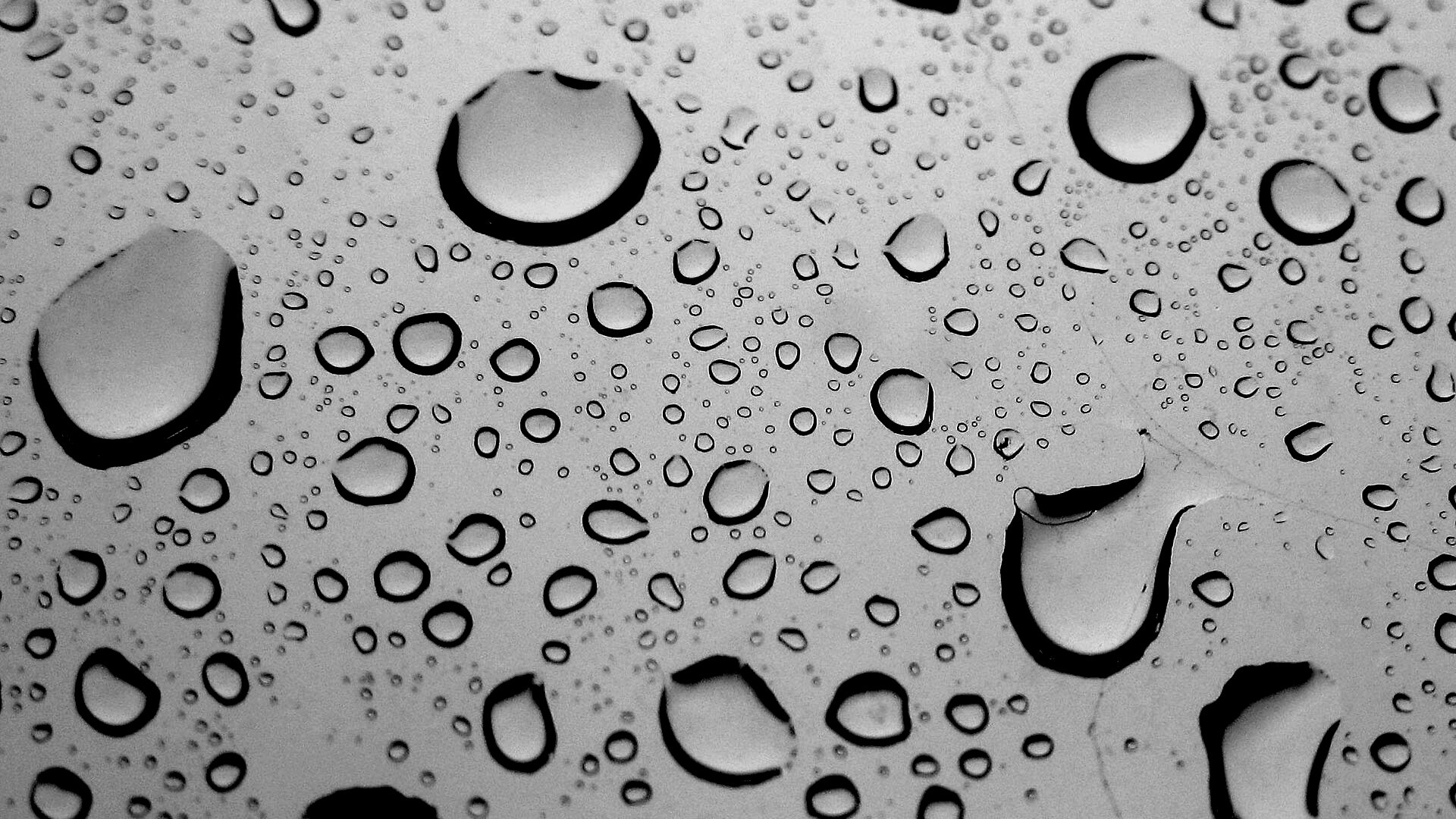Капли воды на синем стекле обои