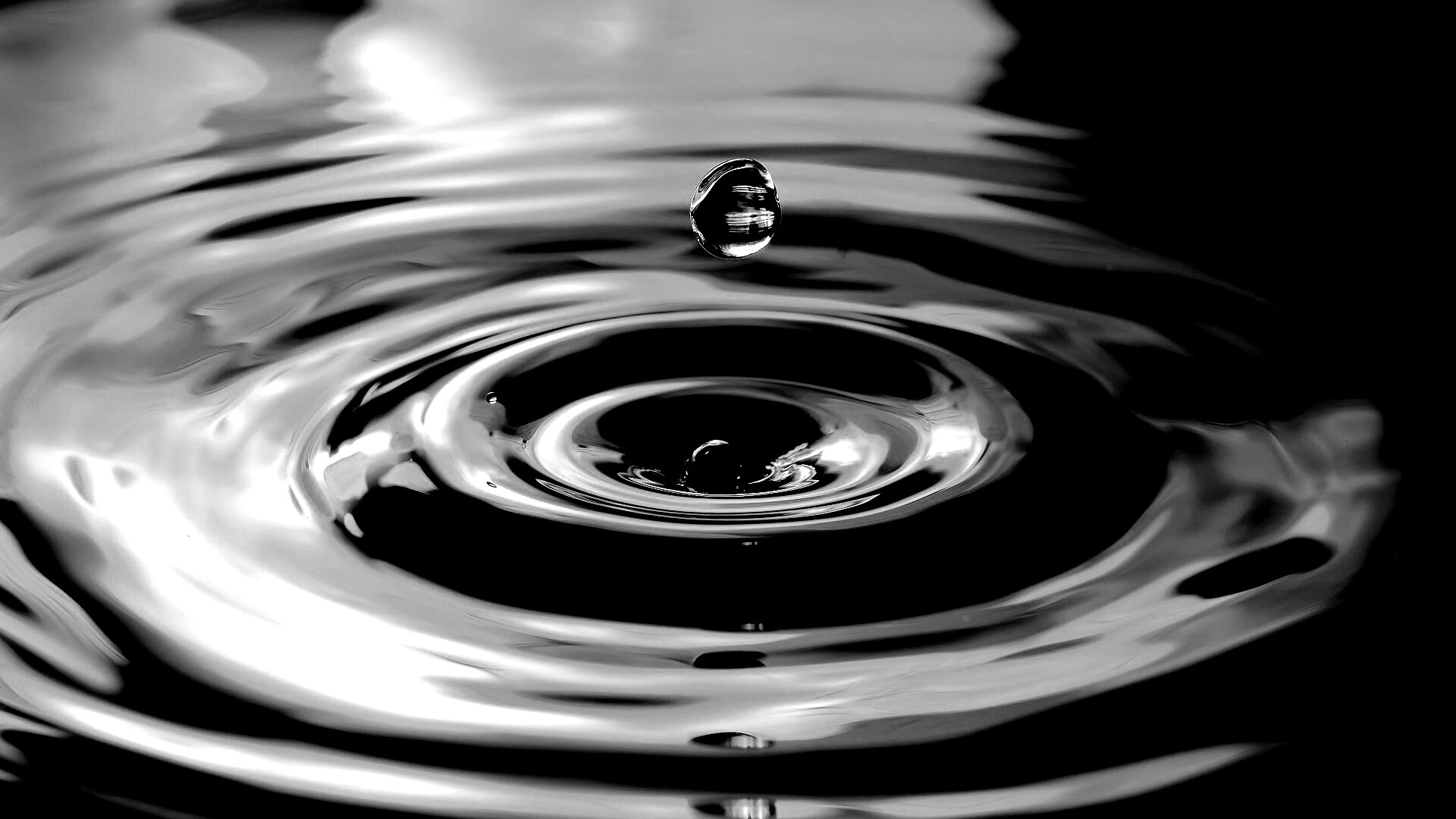 Капля падает в воду обои