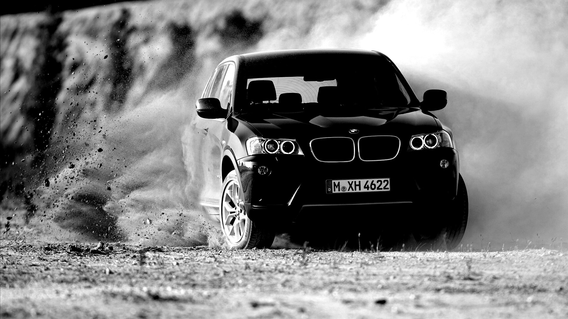 Кроссовер BMW в заносе обои