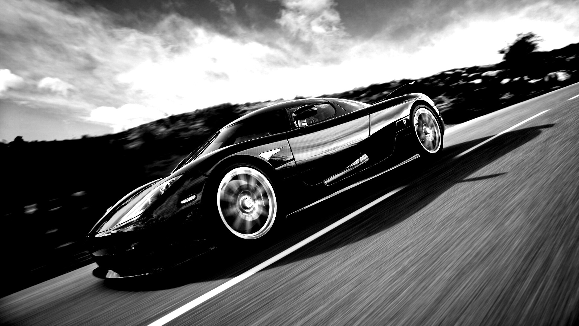 Автомобиль Koenigsegg мчится по трассе обои