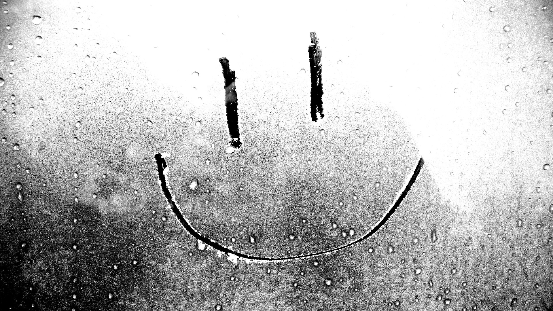 Улыбка на стекле обои