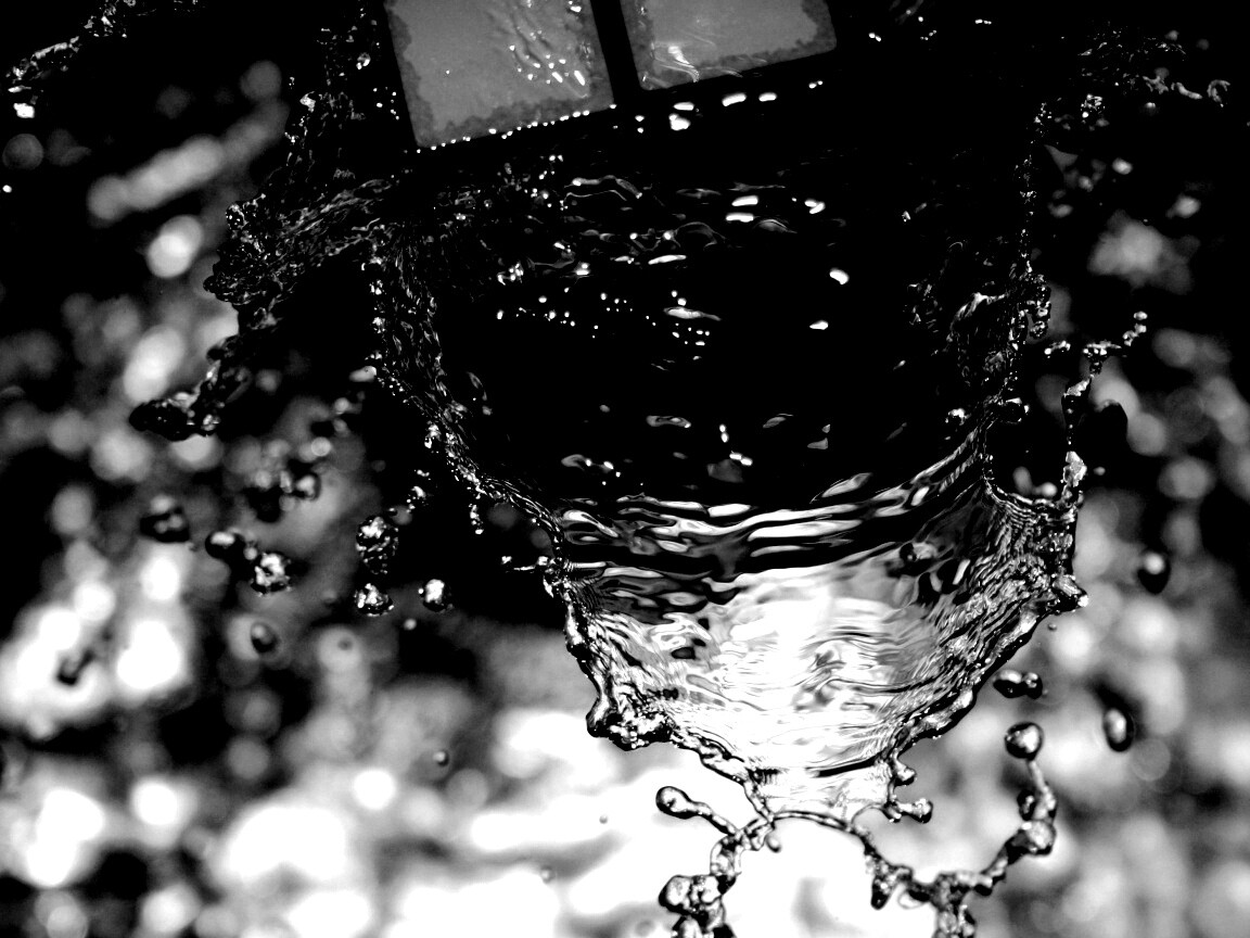 Кубик рубика в воде обои
