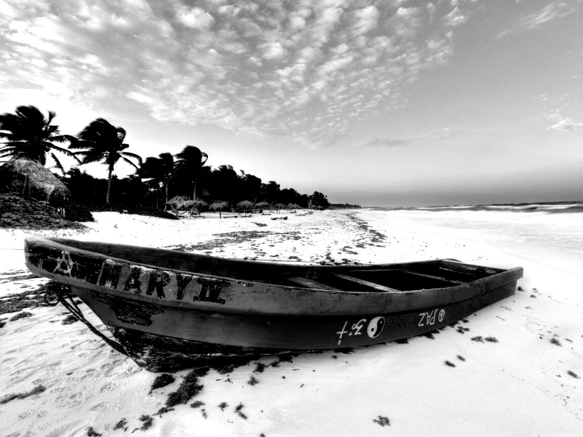 Лодка на берегу моря MARY IV обои