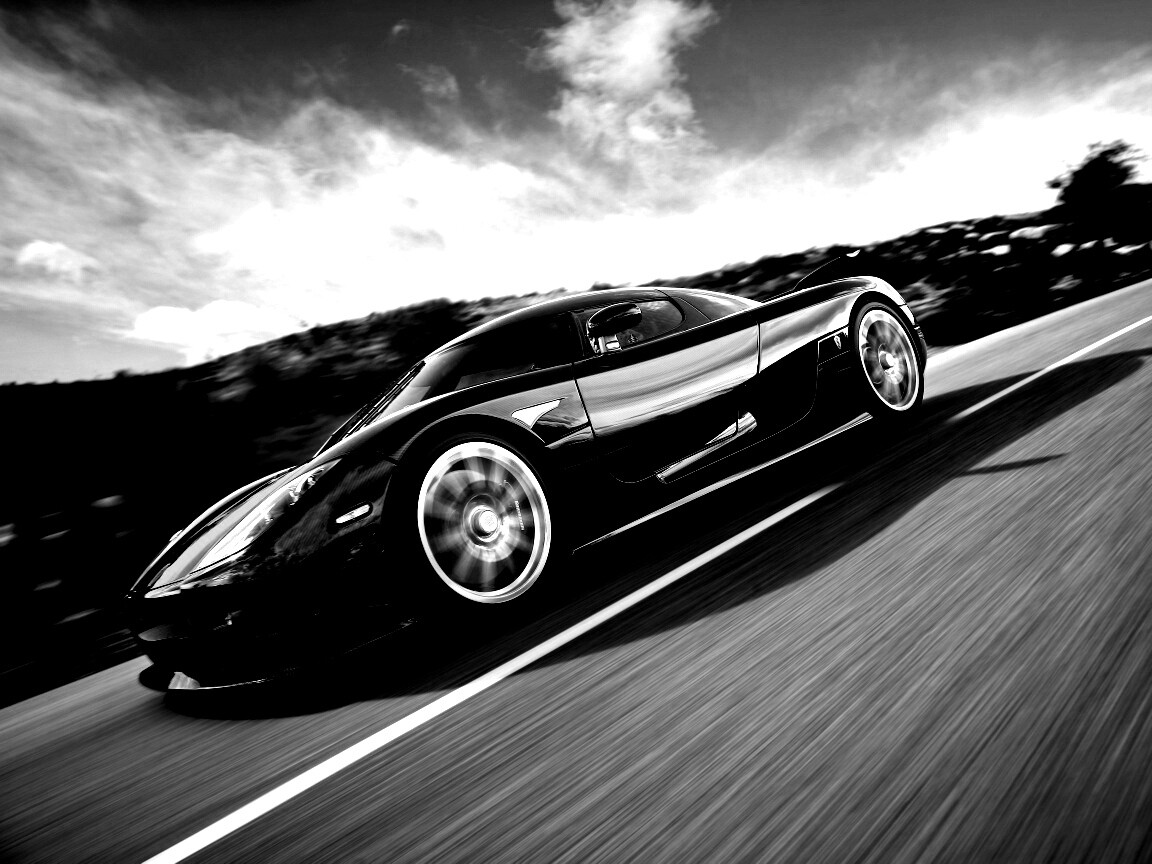 Автомобиль Koenigsegg мчится по трассе обои