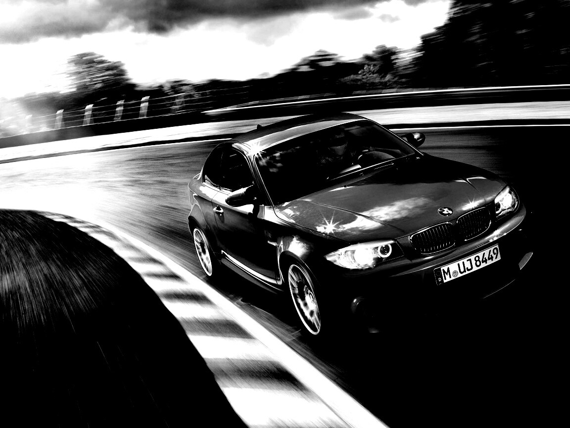 Гонщик за рулем BMW M1 обои