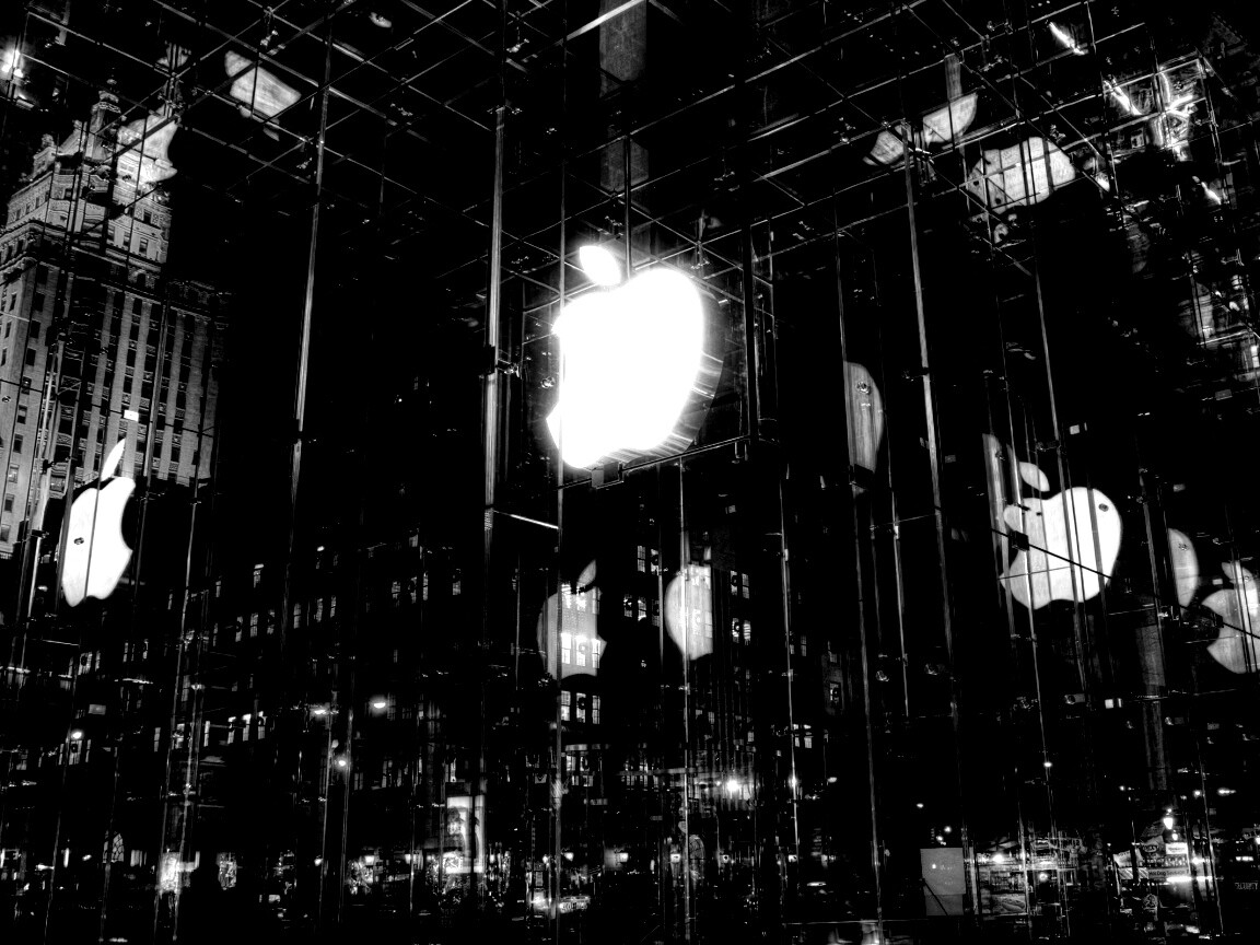 Отражение логотипа Apple в стеклянном здании обои