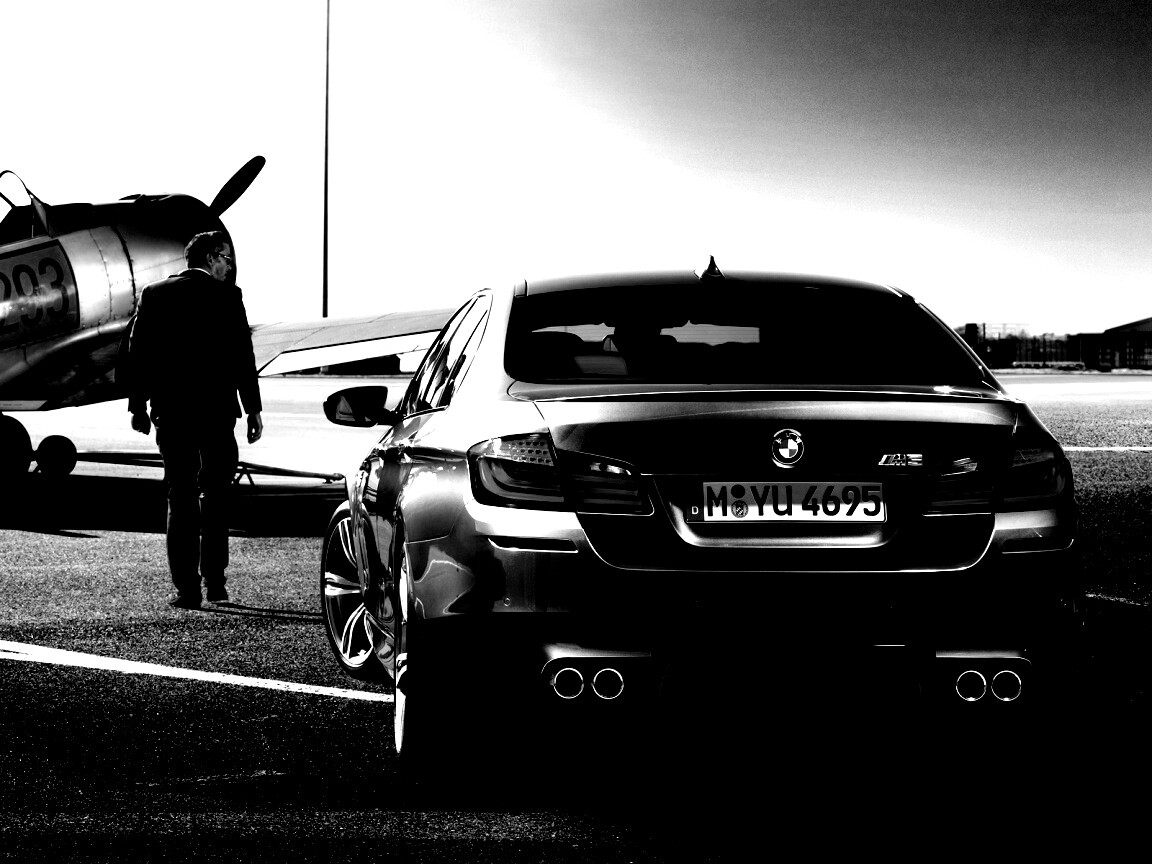 BMW F10 M5 на аэродроме обои