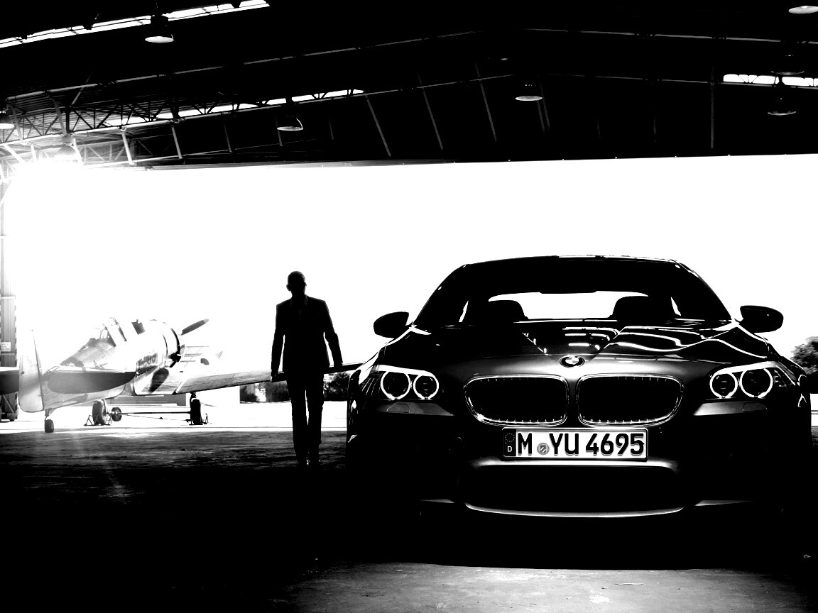 BMW F10 в ангаре обои