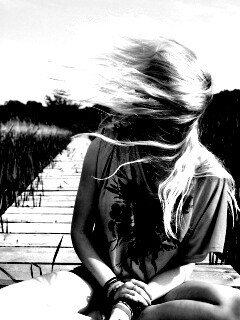 Девушка и ветер обои