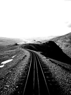 Рельсы уходящие вдаль обои