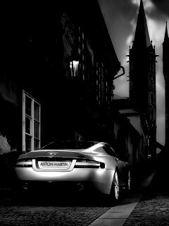 Aston Martin в старинном городе обои