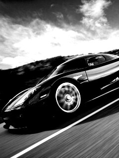 Автомобиль Koenigsegg мчится по трассе обои