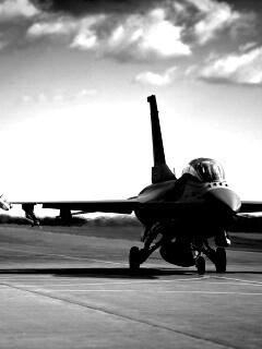 Истребители f16 Falcon на взлетной полосе обои