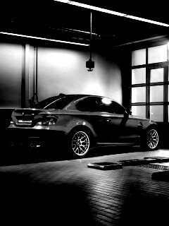 Гонщик и BMW M1 в гараже обои
