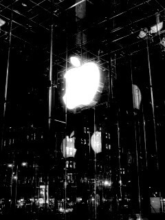 Отражение логотипа Apple в стеклянном здании обои