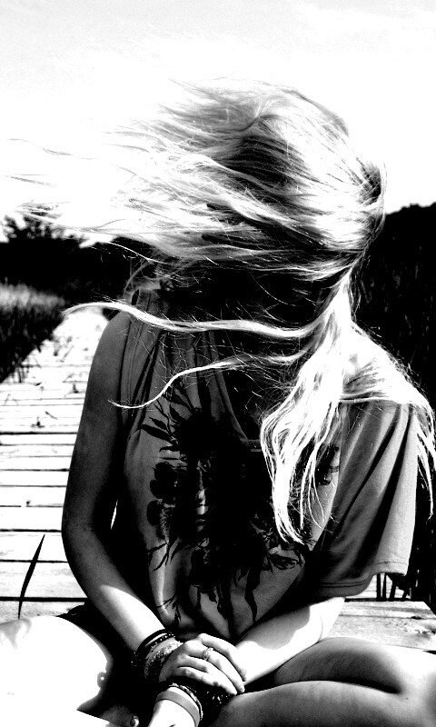 Девушка и ветер обои