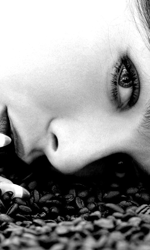 Соблазнительная девушка с кофейными зернами обои