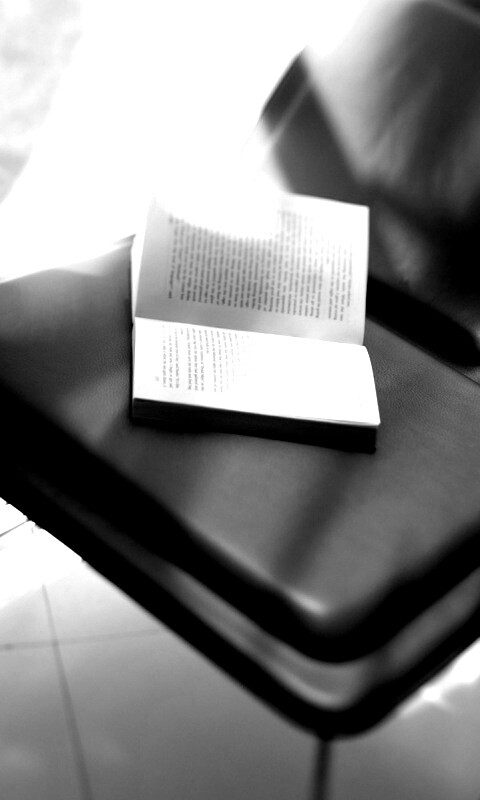 Книга на стуле обои