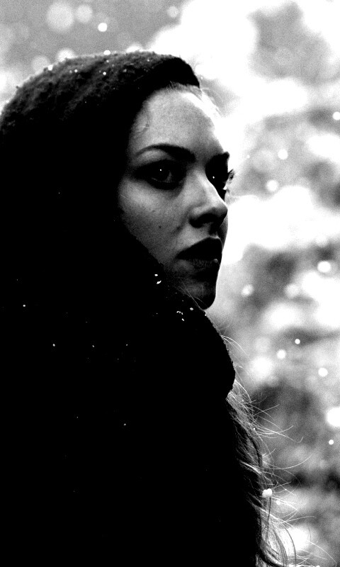 Amanda Seyfried in Red Riding Hood обои