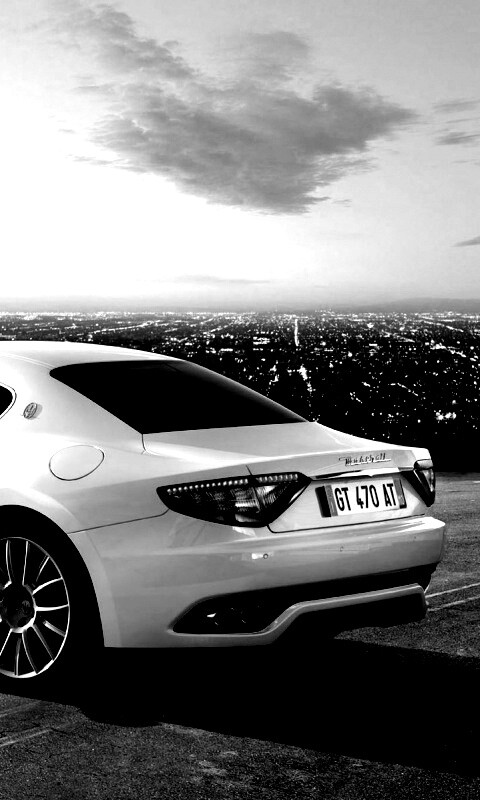 Maserati Granturismo на фоне города обои