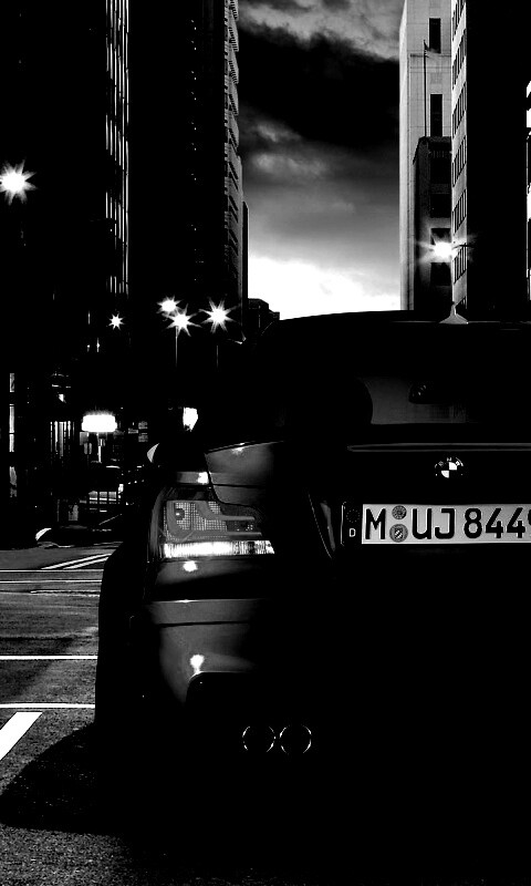 BMW M1 на улицах города обои