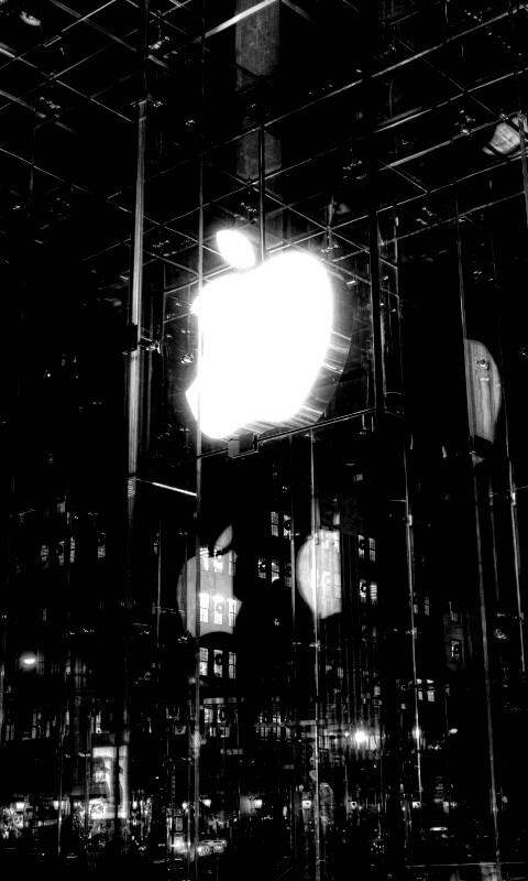 Отражение логотипа Apple в стеклянном здании обои