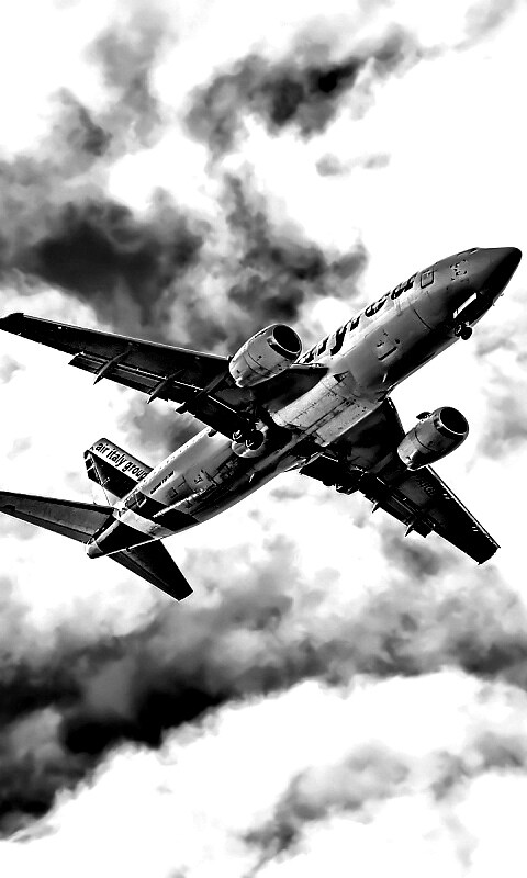 Самолет гражданской авиации в небе обои