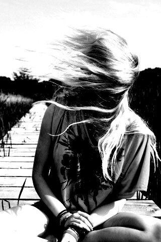 Девушка и ветер обои