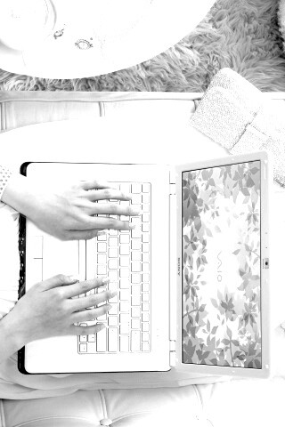 Девушка с ноутбуком vaio обои
