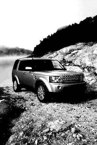 Range rover в горах у реки обои