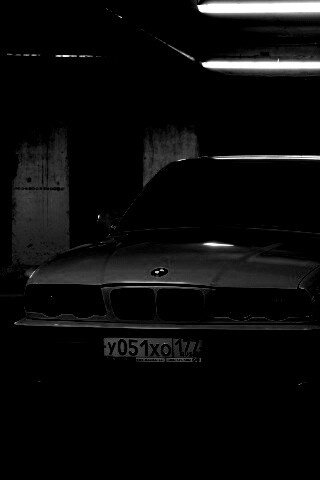 BMW M5 на стоянке обои