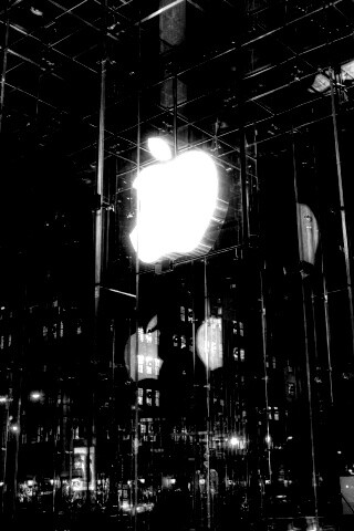 Отражение логотипа Apple в стеклянном здании обои