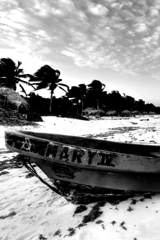 Лодка на берегу моря MARY IV обои