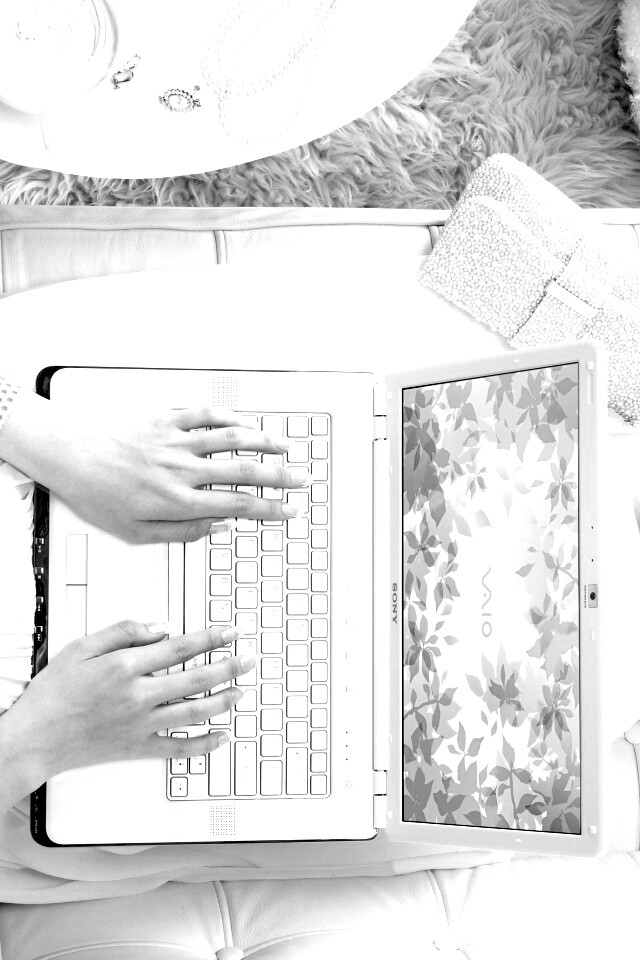 Девушка с ноутбуком vaio обои