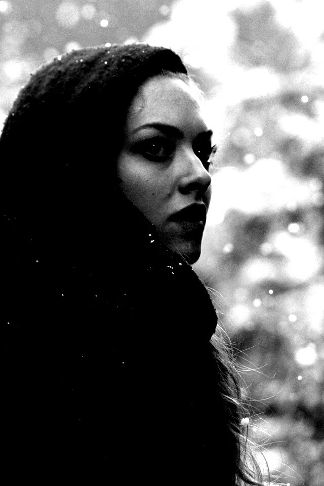 Amanda Seyfried in Red Riding Hood обои