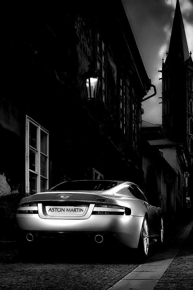 Aston Martin в старинном городе обои