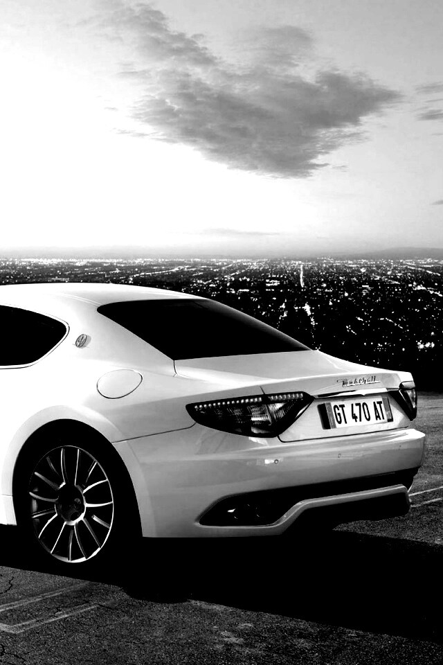 Maserati Granturismo на фоне города обои