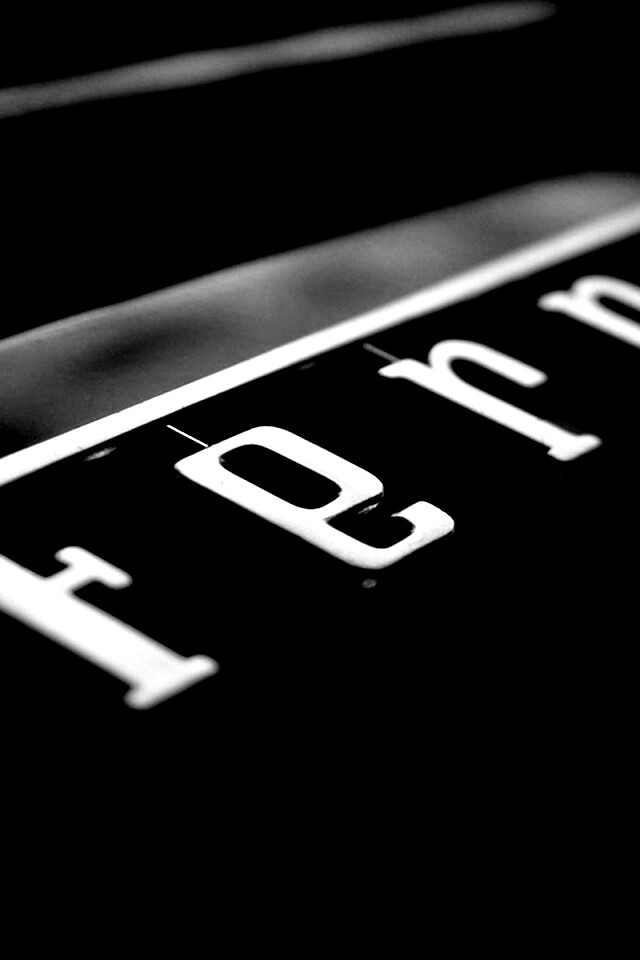 Хромированный логотип Ferrari обои