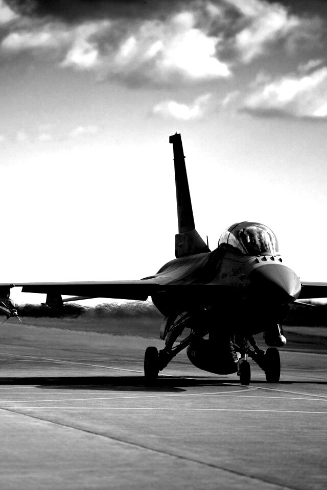 Истребители f16 Falcon на взлетной полосе обои
