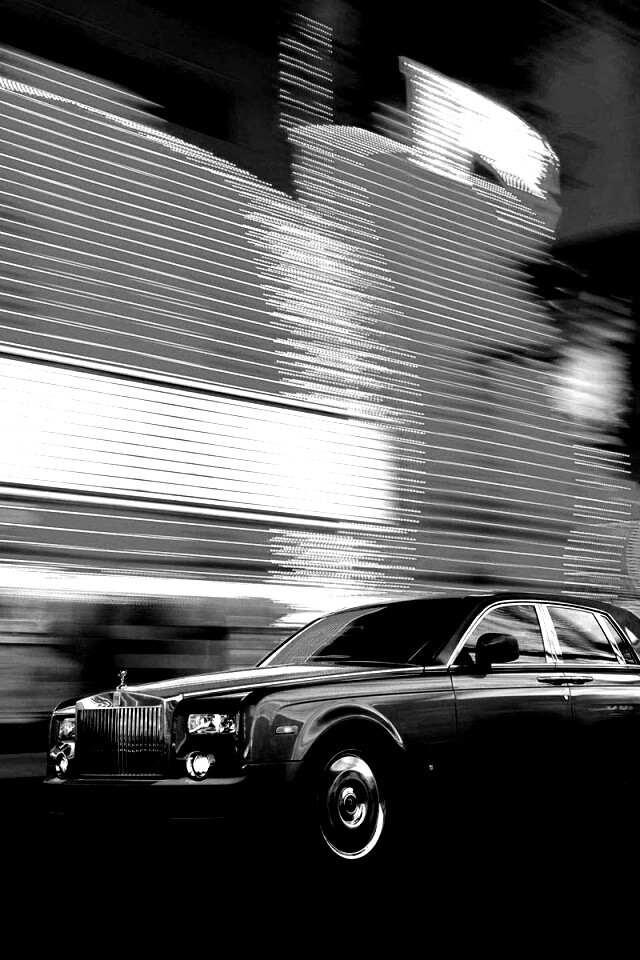 Rolls-Royce Phantom едет через город обои