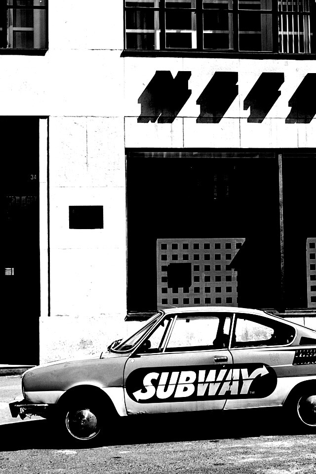Реклама Subway на машине в Праге обои